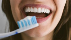 Dentista da consejos sobre cómo mantener nuestros dientes sanos en pandemia
