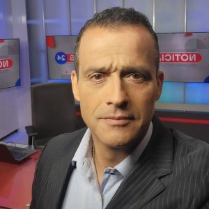 Iván Núñez coquetea en el escenario con una artista nacional: Se tomaron de la mano y se dieron un beso