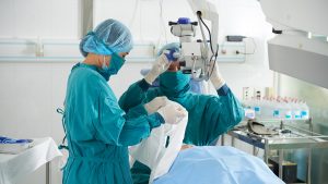 Tendencia en Twitter: Doctor extirpa ojo equivocado de paciente y lo deja ciego