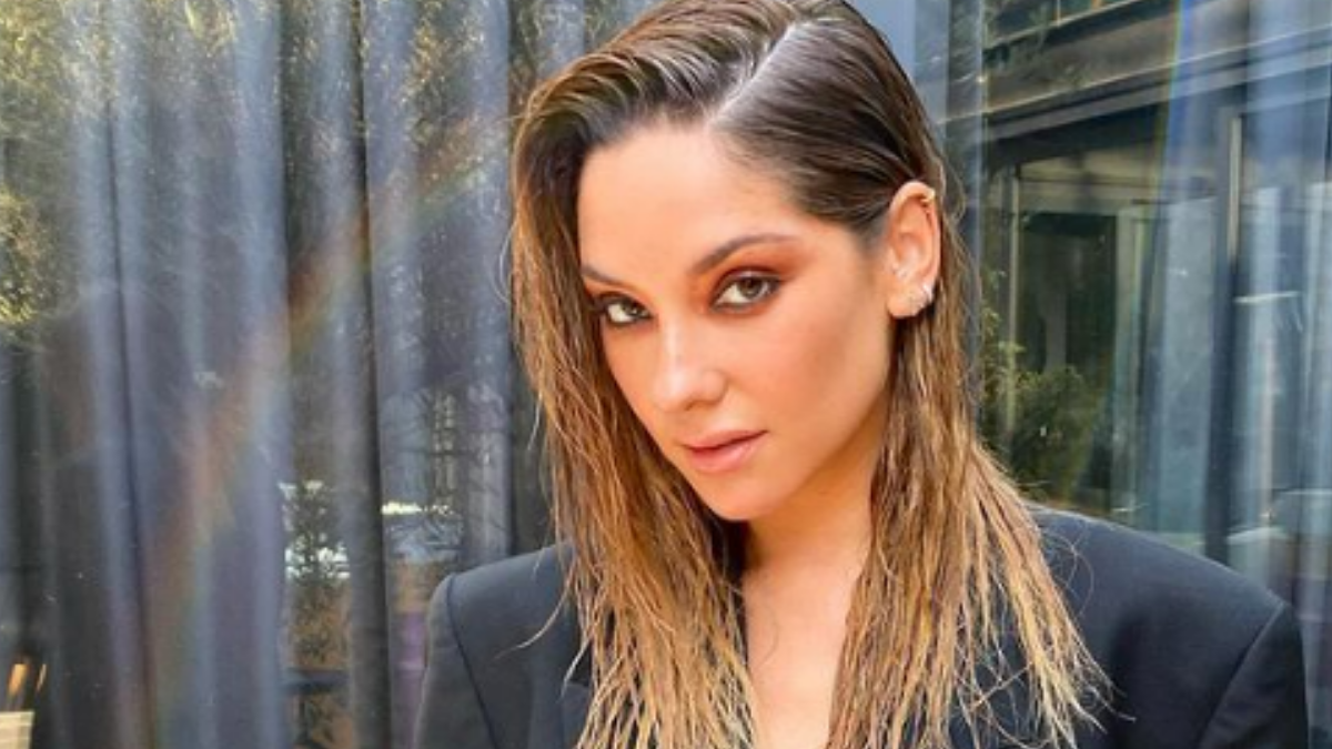 Kel Calderón posó con su papá y su pareja en importante evento