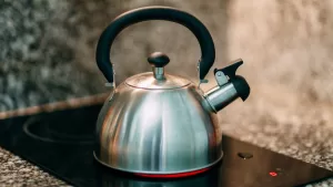 Estos son los tres trucos para limpiar tu tetera y eliminar el sarro: el tercero pocos lo saben
