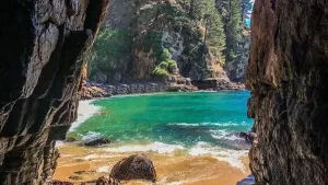 Aguas cristalinas, cuevas y arena blanca: La playa escondida en el sur de Chile que te hará sentir en Tailandia