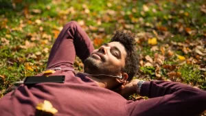 Cinco canciones para despedir el otoño según FMDOS: ideales para días fríos y corazones rotos