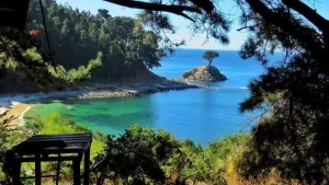 Aguas color turquesa, arena blanca y un mirador increíble: Esta es la caribeña playa que pocos conocen en el sur de Chile