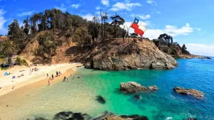 Aguas cristalinas, arena blanca y una cueva de piratas: La caribeña playa escondida ubicada a solo dos horas de Santiago