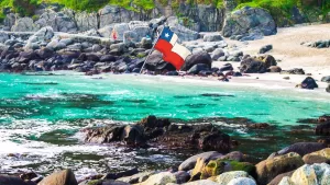 La playa caribeña de Chile que enamora con sus aguas color turquesa: se ubica a menos de dos horas de Santiago