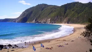 Ubicada a menos de dos horas de Santiago: la playa oculta perfecta para despedir el verano 2025