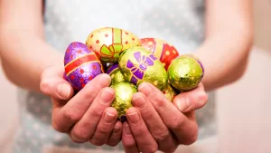 ¿Cuántos huevitos de chocolate es recomendable consumir en Pascua? Expertos lo aclaran