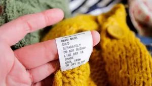 Esta es la razón de por qué debes cortar la etiqueta de tu ropa antes de ponerla en tu clóset, según una experta