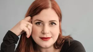 La escritora Elísabet Benavent se sincera tras el éxito de sus obras: "Como lectora yo también busco refugio en los libros"