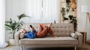Nunca pongas tu sillón así: el error común que altera la energía de tu casa, según el Feng Shui