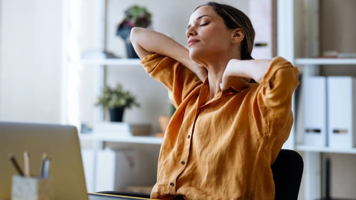 Los mejores consejos para prevenir fatiga y dolores musculares en el trabajo, según kinesiólogo chileno