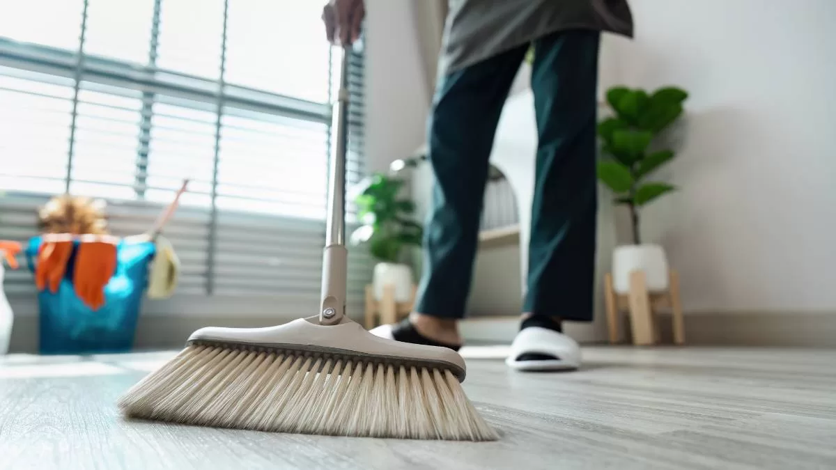 Barrer de esta manera podría estar estancando el flujo de la energía de tu hogar, según el Feng Shui